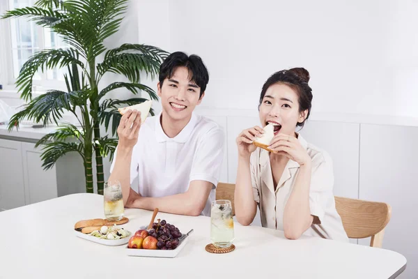 Summer Lifestyle Korean Asian Young Couple Having Sandwich — Stok fotoğraf