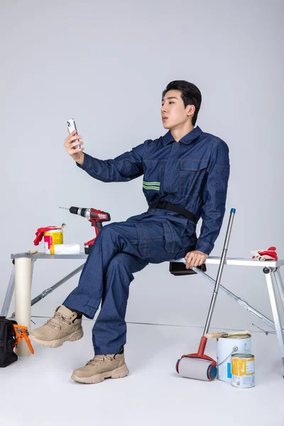 Millennials Gen Koreaanse Aziatische Jongeman Site Personeel Met Smartphone — Stockfoto