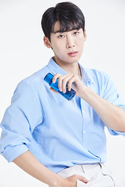 Cilt Ürünleri Olan Koreli Asyalı Genç Adam — Stok fotoğraf