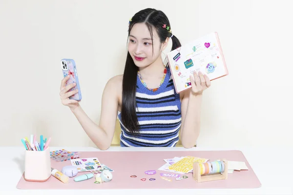 Koreli Tatlı Bir Kadının Akıllı Telefonuyla Günlük Dekorasyonunun Selfie Sini — Stok fotoğraf
