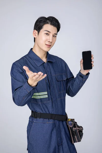 Millennials Gen Coreano Asiático Jovem Site Staff Com Smartphone — Fotografia de Stock