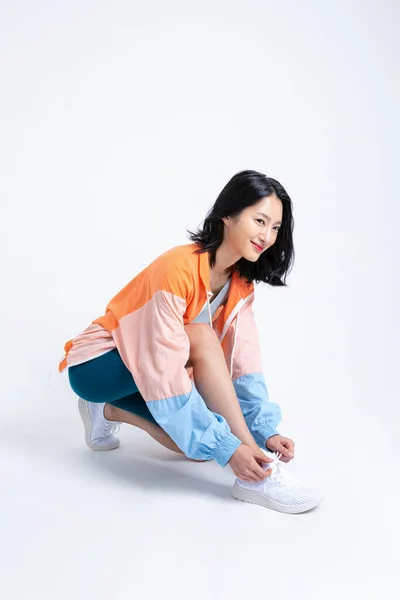 韩国亚洲美女系鞋带的健康美感照片 — 图库照片