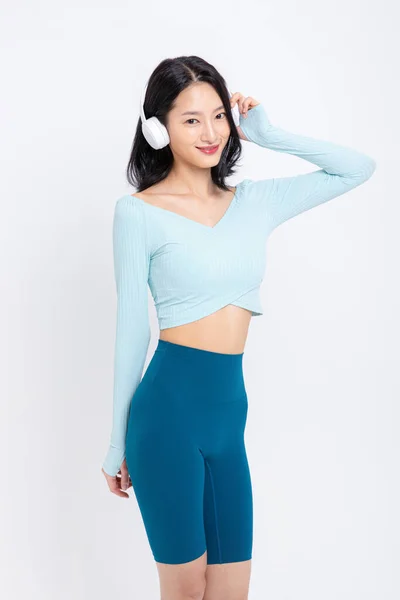 ヘッドフォンを装着し音楽を聴く韓国系アジア人の美しい女性の健康的な美しさの概念写真 — ストック写真