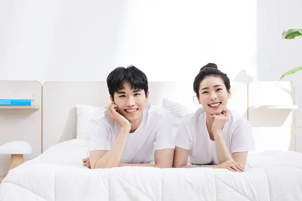 Summer Lifestyle Korean Asian Young Couple Bed — Stok fotoğraf