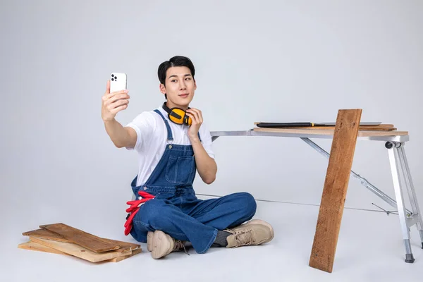 Millennials Gen Coreano Asiático Joven Carpintero Tomando Selfie — Foto de Stock
