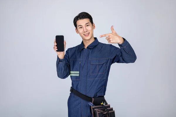 Millennials Gen Coreano Asiático Jovem Site Staff Com Smartphone — Fotografia de Stock
