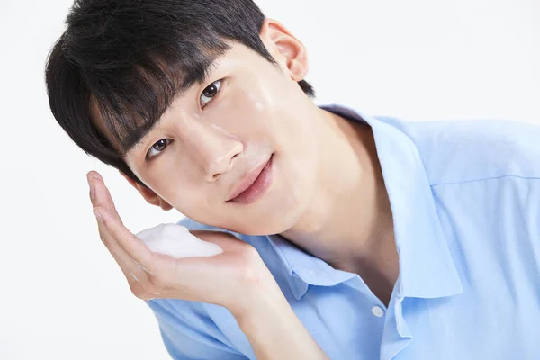 Coreano Asiatico Giovane Uomo Applicare Skincare Prodotto — Foto Stock