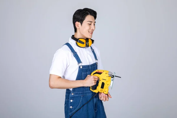 Millennials Gen Coreano Asiático Jovem Carpinteiro Segurando Quebra Cabeça — Fotografia de Stock
