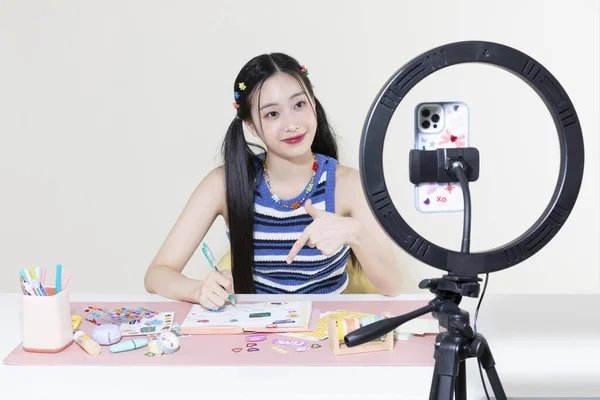 韩国亚洲可爱女人拍摄日记本装饰的复古Y2K概念照 — 图库照片
