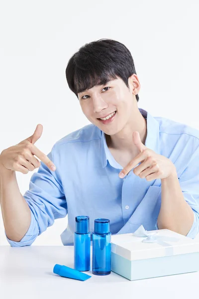 Coreano Asiático Joven Hombre Con Cuidado Piel Productos — Foto de Stock