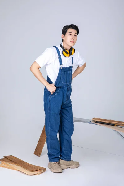 Millennials Gen Coreano Asiatico Giovane Falegname Standing — Foto Stock
