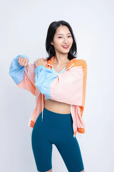 韩国亚洲美女穿着夹克伸展身体的健康美感照片 — 图库照片