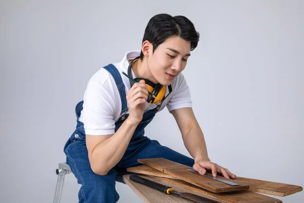 Millennials Gen Coreano Asiático Jovem Carpinteiro Sentado Trabalhando — Fotografia de Stock