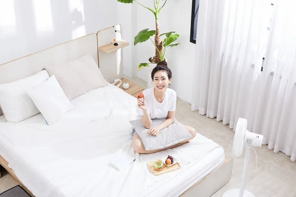 Summer Lifestyle Korean Asian Young Woman Bed Fruit — Stockfoto
