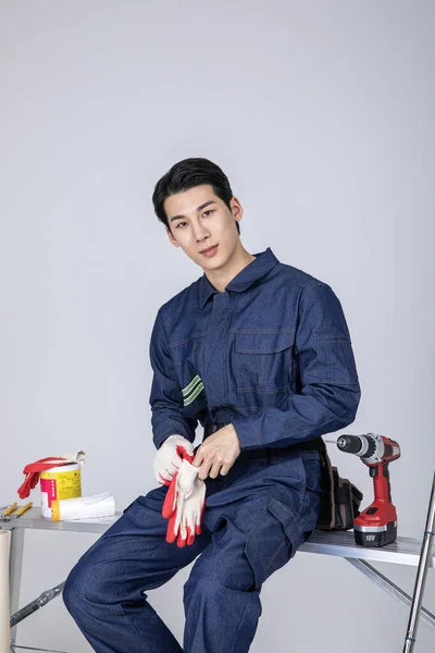 Millennials Gen Koreaanse Aziatische Jongeman Met Katoen Werkhandschoenen — Stockfoto