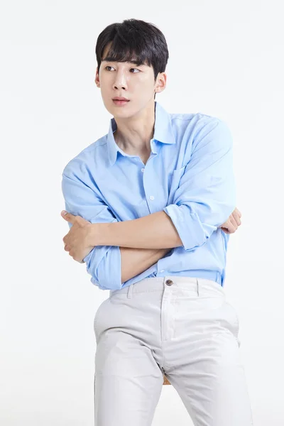 Κορεάτης Νεαρός Άνδρας Σταυρωμένα Χέρια — Φωτογραφία Αρχείου