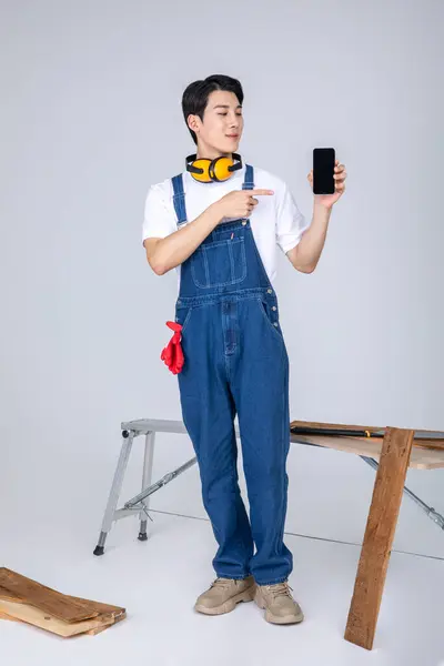 Millennials Gen Coreano Asiatico Giovane Falegname Con Uno Smartphone — Foto Stock