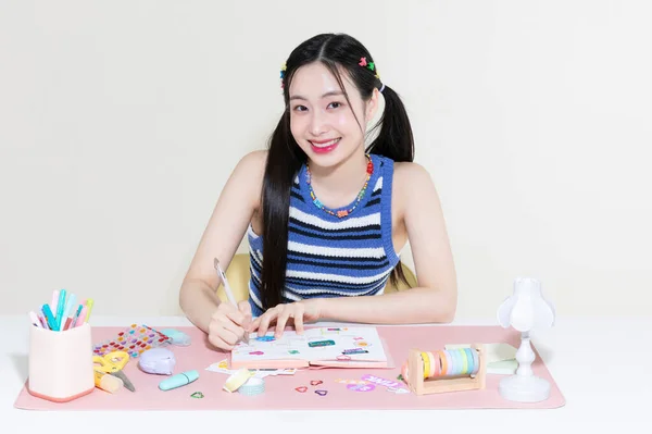 韩国亚洲可爱女人装饰日记本的复古Y2K概念照 — 图库照片