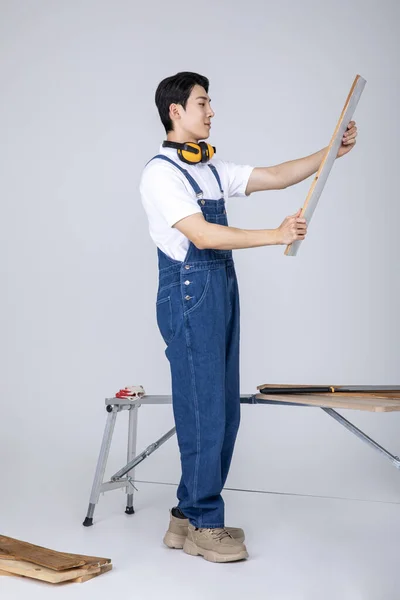 Millennials Gen Korejský Asijský Mladý Muž Tesař Drží Prkno — Stock fotografie