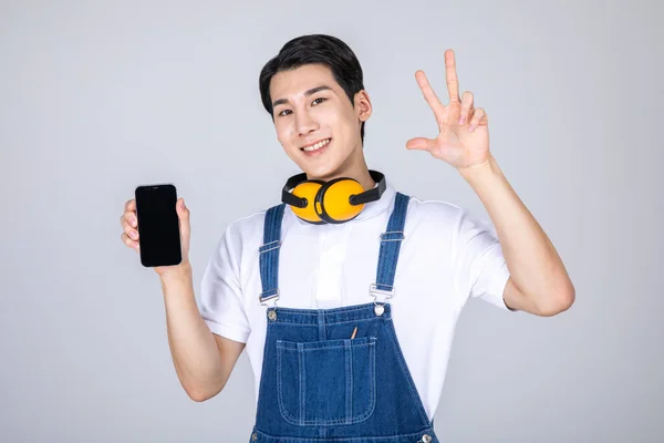 Millennials Gen Coréen Asiatique Jeune Homme Charpentier Avec Smartphone — Photo