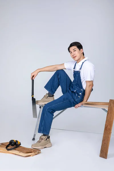 Millennials Gen Coreano Asiático Jovem Carpinteiro Segurando Tablet — Fotografia de Stock