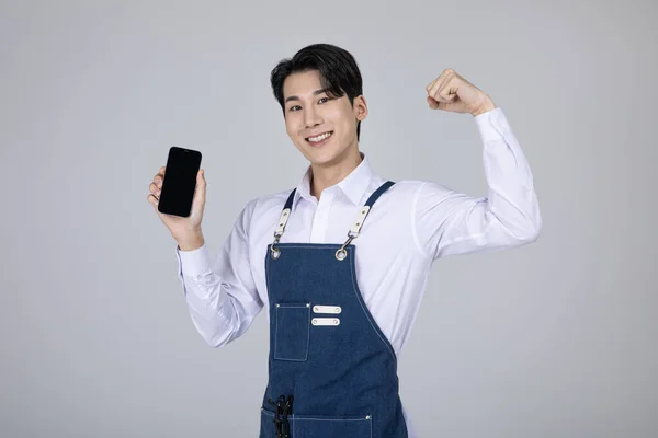 Millennials Gen Coreano Asiático Jovem Segurando Smartphone — Fotografia de Stock