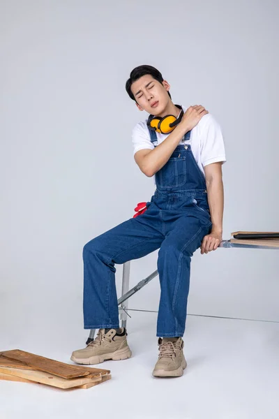 Millennials Gen Coreano Asiático Jovem Carpinteiro Sentado Lutando Com Dor — Fotografia de Stock