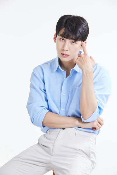 Coreano Asiático Joven Hombre Sentado Taburete —  Fotos de Stock