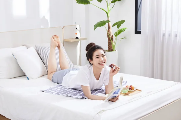 Summer Lifestyle Korean Asian Young Woman Bed Fruit — Foto Stock