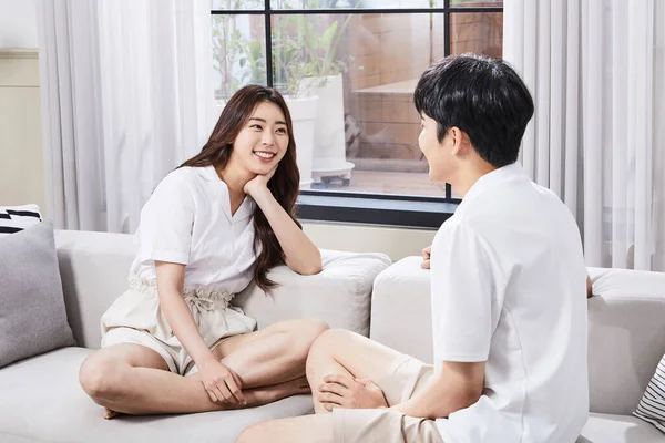 Summer Lifestyle Korean Asian Young Couple Sitting Couch Talking — Stock Photo, Image