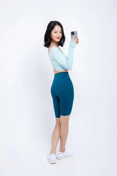 韩国亚洲美女手持智能手机的健康美感照片 — 图库照片