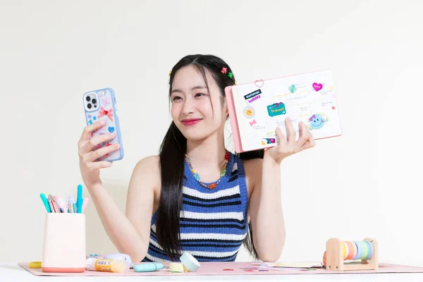 老旧的Y2K复古概念照片的韩国亚洲可爱的女人用智能手机自拍日记装饰 — 图库照片