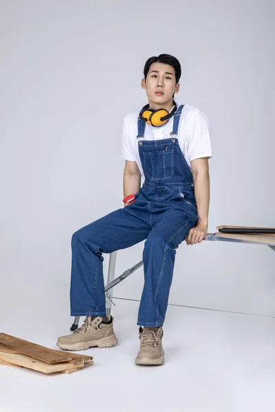 Millennials Gen Coreano Asiático Joven Carpintero Sentado Pensando — Foto de Stock