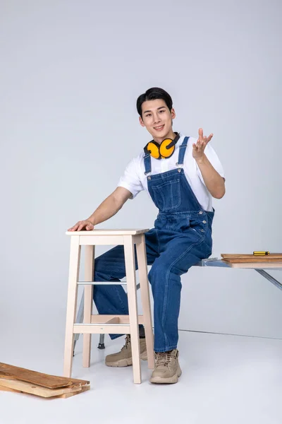 Millennials Gen Coreano Asiático Joven Carpintero Con Muebles — Foto de Stock