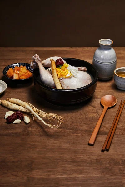 Koreanisches Traditionelles Essen Samgyetang Hühnersuppe Mit Ginseng Mit Traditionellem Koreanischen — Stockfoto