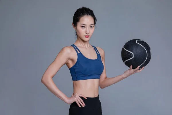 Koreli Güzel Bir Kadının Spor Topu Ile Çekilmiş Sağlıklı Bir — Stok fotoğraf