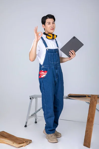 Millennials Gen Coreano Asiático Joven Carpintero Celebración Tableta — Foto de Stock