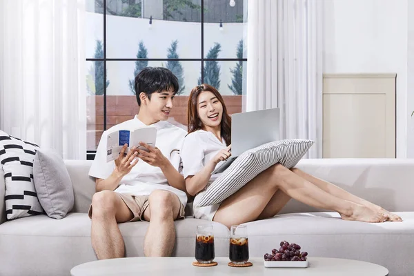 Summer Lifestyle Korean Asian Young Couple Sitting Couch Laptop — Stok fotoğraf