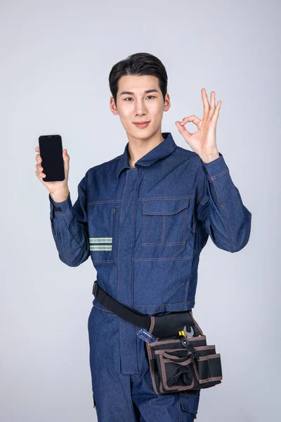 Millennials Gen Coreano Asiático Jovem Site Staff Com Smartphone Mostrando — Fotografia de Stock