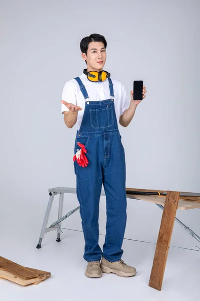 Millennials Gen Coréen Asiatique Jeune Homme Charpentier Avec Smartphone — Photo