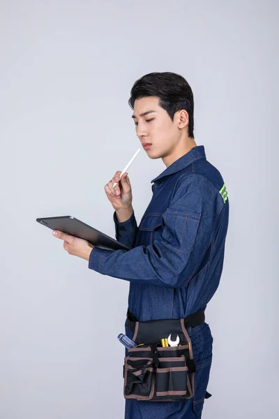Millennials Gen Coreano Asiático Jovem Site Staff Com Tablet — Fotografia de Stock