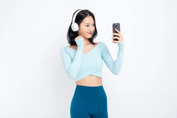 Koreli Güzel Bir Kadının Kulaklık Takıp Müzik Dinlediği Sağlıklı Bir — Stok fotoğraf