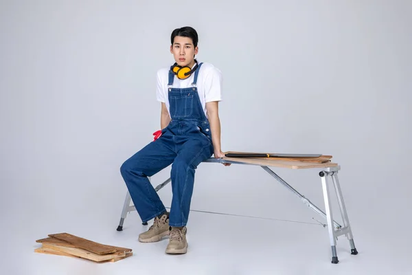 Millennials Gen Coreano Asiático Jovem Carpinteiro Sentado Pensando — Fotografia de Stock