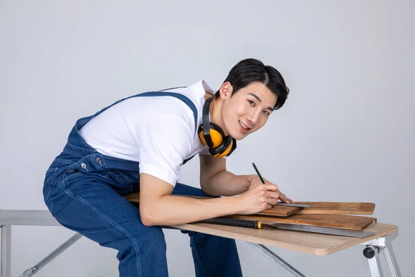 Millennials Gen Coreano Asiático Joven Carpintero Sentado Trabajando — Foto de Stock
