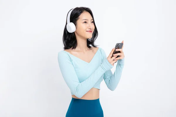 Koreli Güzel Bir Kadının Kulaklık Takıp Müzik Dinlediği Sağlıklı Bir — Stok fotoğraf