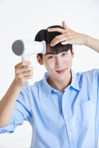 Coreano Asiático Joven Hombre Usando Secador Pelo — Foto de Stock