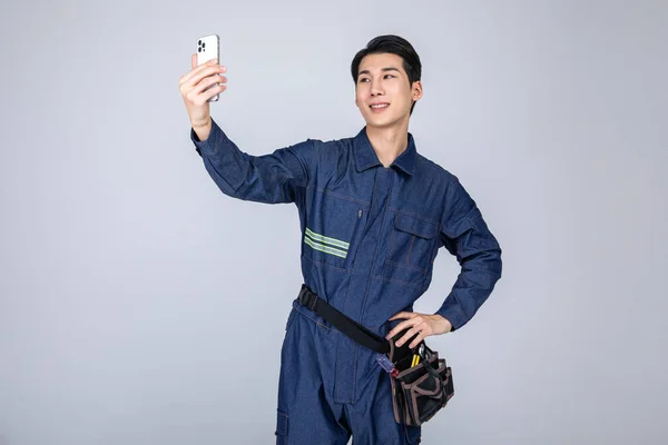 Millennials Gen Coreano Asiático Jovem Site Staff Taking Selfie Smartphone — Fotografia de Stock