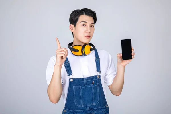 Millennials Gen Coreano Asiático Jovem Carpinteiro Com Smartphone — Fotografia de Stock