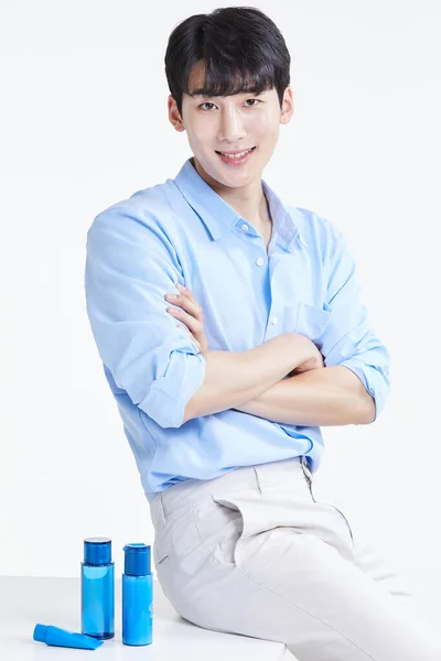 Κορεάτης Νεαρός Άνδρας Που Κάθεται Σταυρωμένα Χέρια — Φωτογραφία Αρχείου