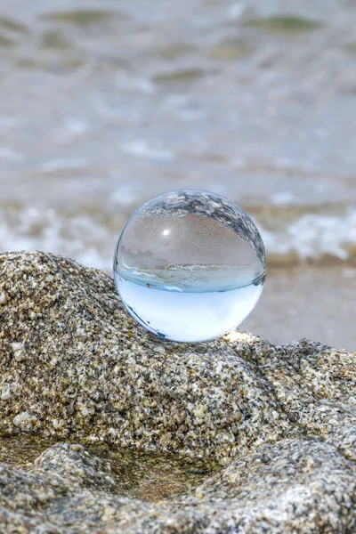 Красивый Пляж Стеклянный Шар — стоковое фото
